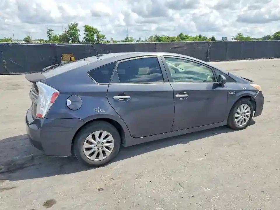 JTDKN3DP1E3055033 2014 TOYOTA PRIUS-2