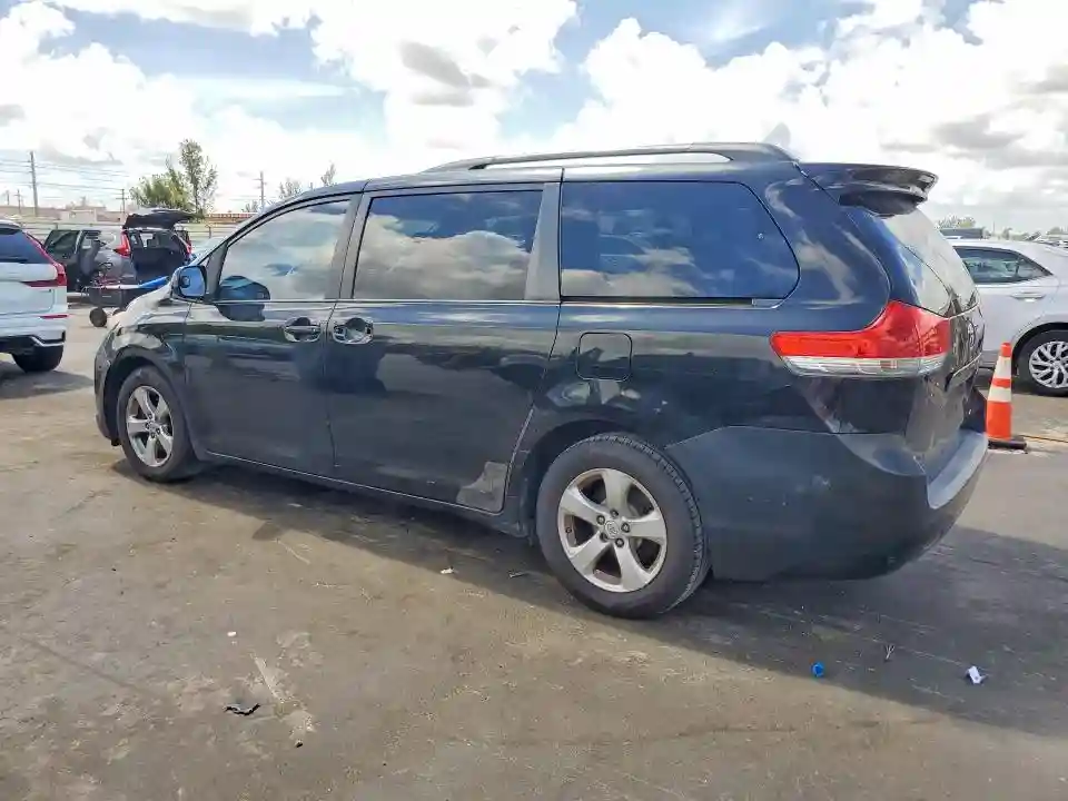 5TDKK3DC3BS105852 2011 TOYOTA SIENNA-1