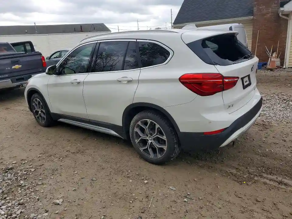 WBXJG9C05M5T96633 2021 BMW X1-1
