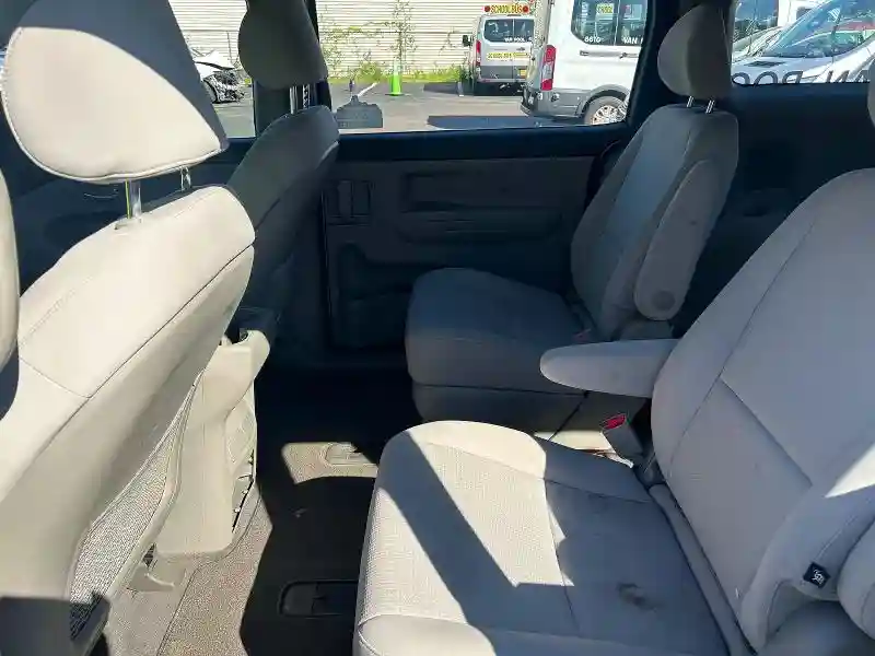 KNDMA5C18H6259666 2017 KIA SEDONA-5