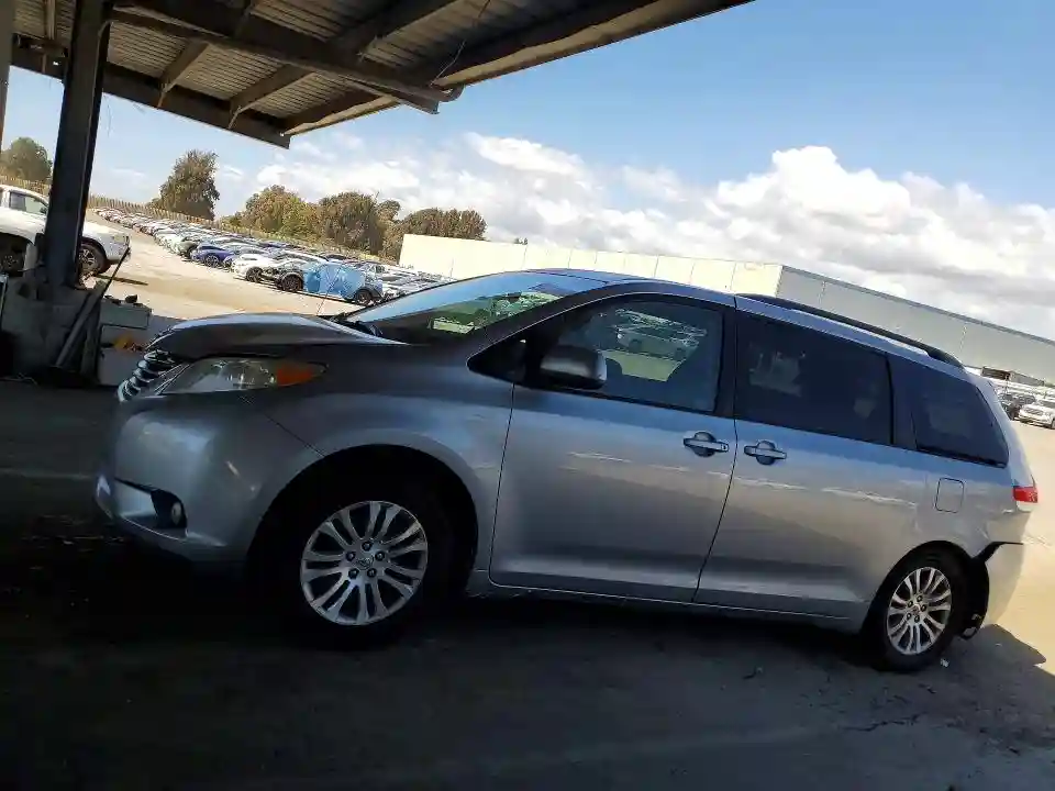 5TDYK3DCXBS043506 2011 TOYOTA SIENNA-0