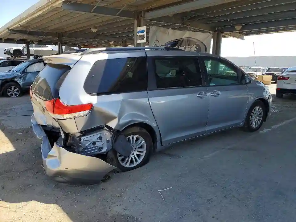 5TDYK3DCXBS043506 2011 TOYOTA SIENNA-2
