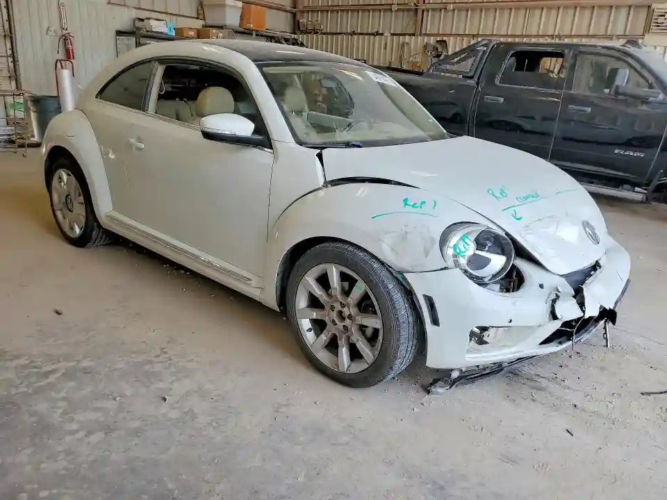 3VWJD7AT4KM708209 2019 VOLKSWAGEN BEETLE-3
