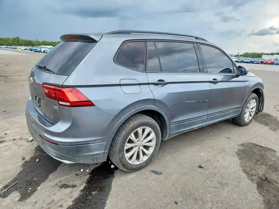 3VV1B7AX2JM065855 2018 VOLKSWAGEN TIGUAN-2