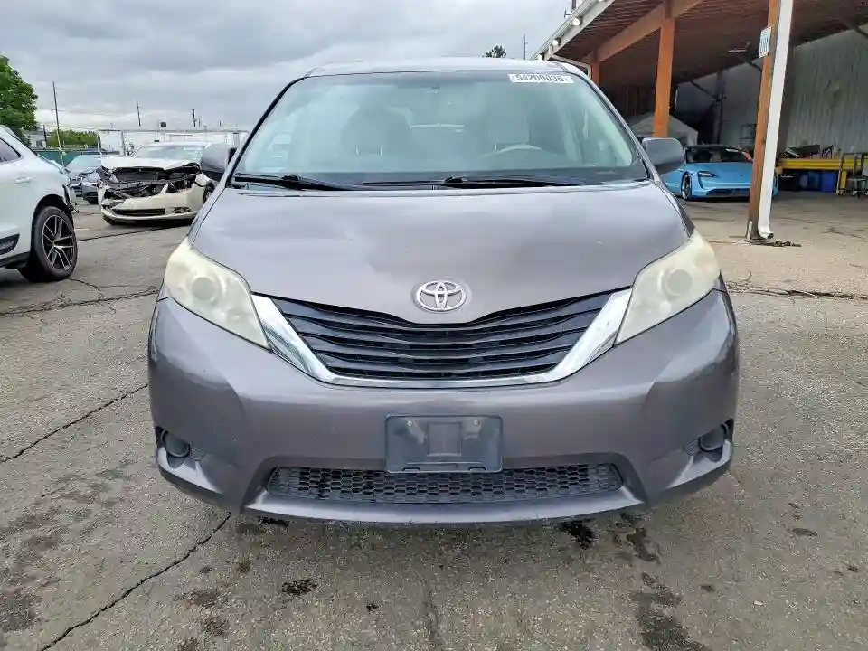 5TDKK3DC3BS033986 2011 TOYOTA SIENNA-4