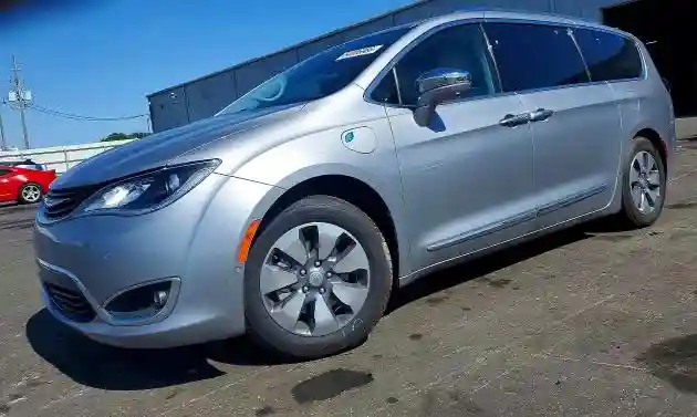 2C4RC1N71JR105258 2018 CHRYSLER PACIFICA-0