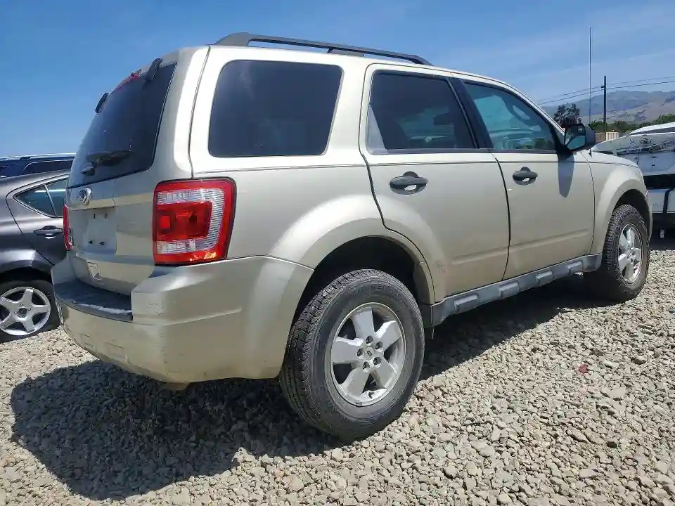 1FMCU0D75BKB57776 2011 FORD ESCAPE-2