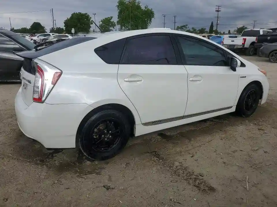 JTDKN3DU6E1740825 2014 TOYOTA PRIUS-2