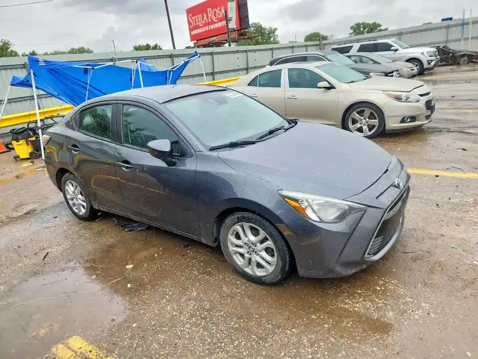 3MYDLBYV6JY323174 2018 TOYOTA YARIS-3