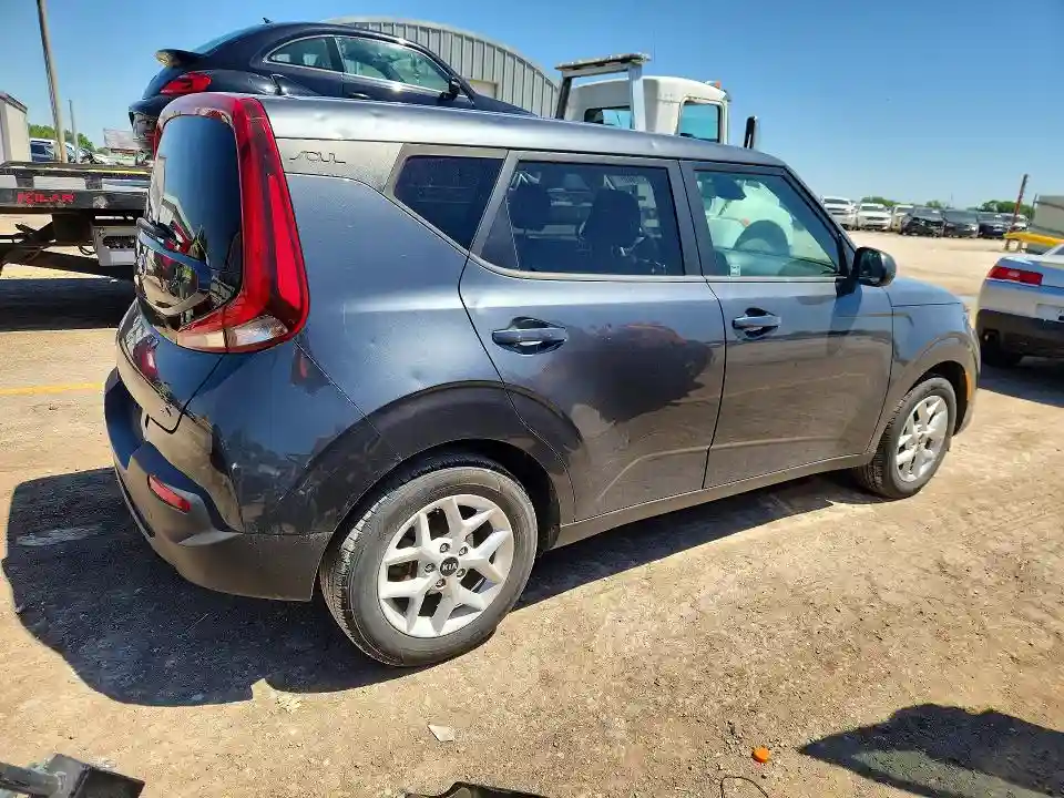 KNDJ23AU3M7748174 2021 KIA SOUL S-2