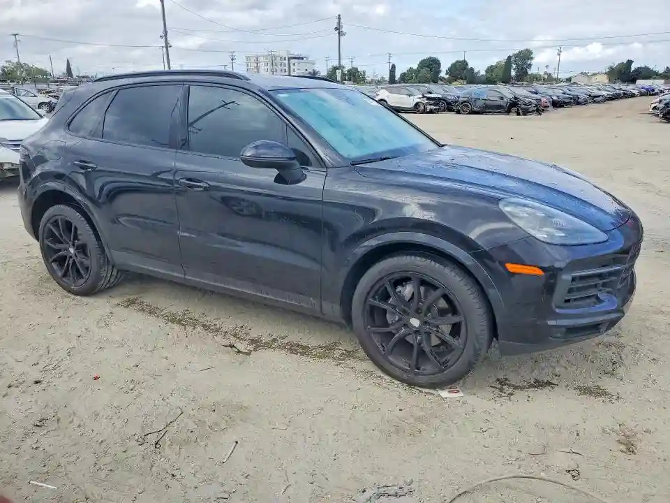WP1AA2AY8KDA02011 2019 PORSCHE CAYENNE-3