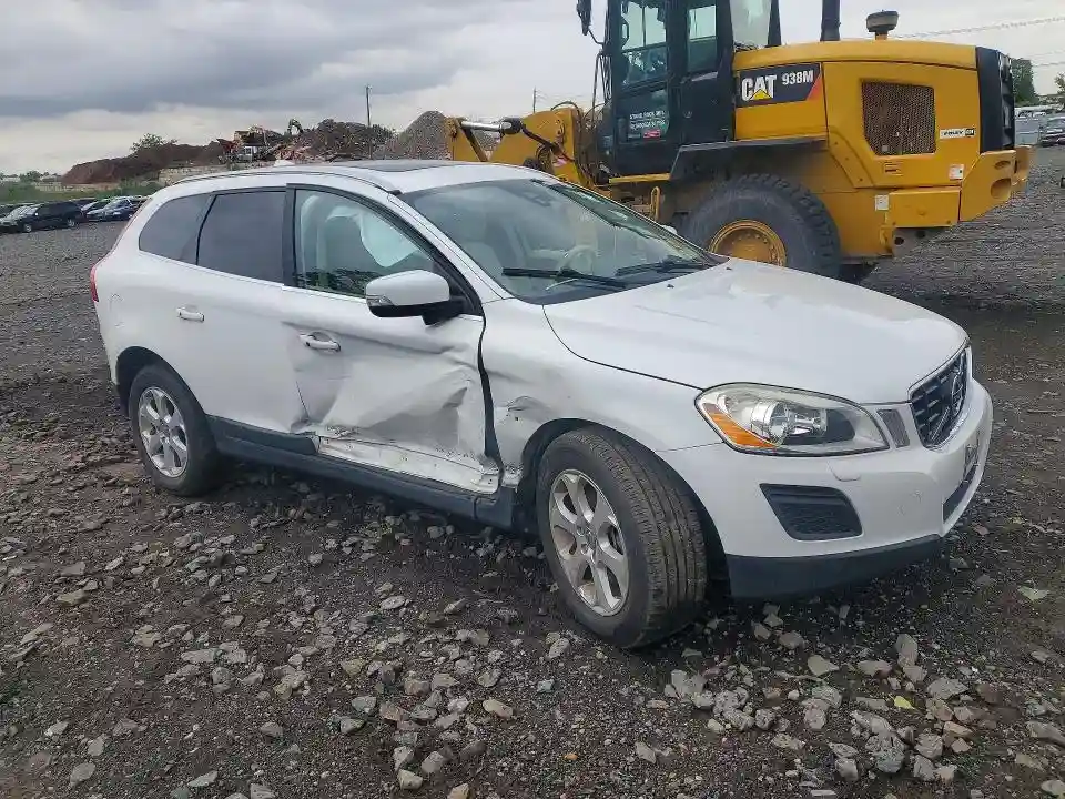YV4940DZ4D2424681 2013 VOLVO XC60-3