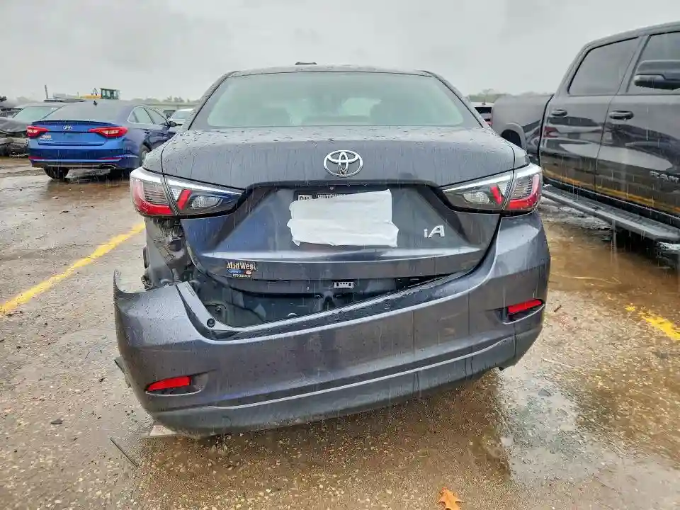 3MYDLBYV6JY323174 2018 TOYOTA YARIS-5