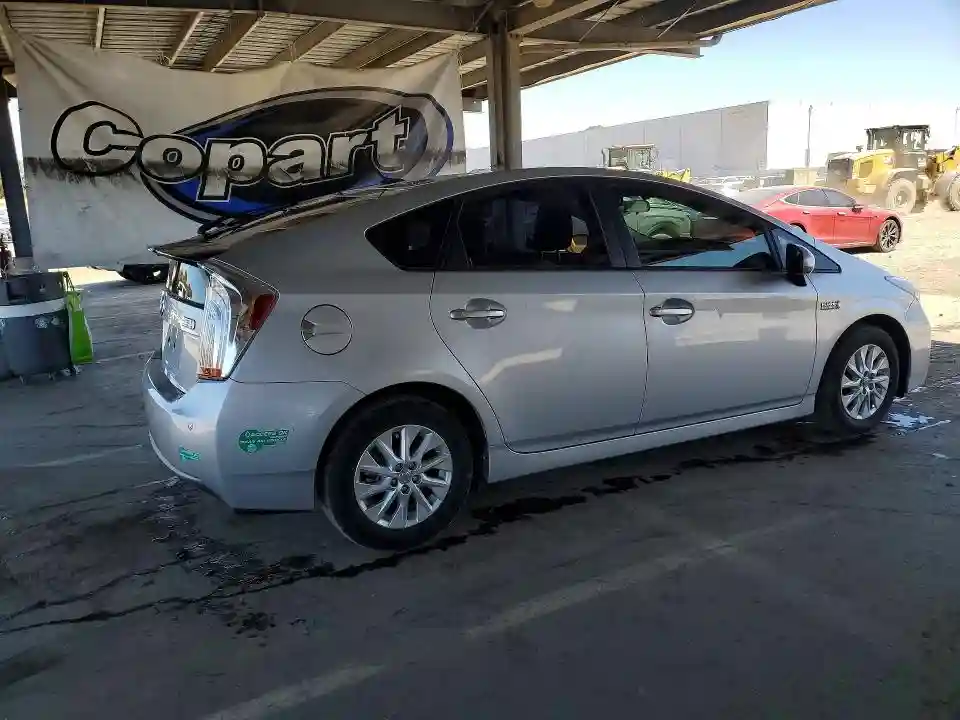 JTDKN3DPXF3068946 2015 TOYOTA PRIUS-2