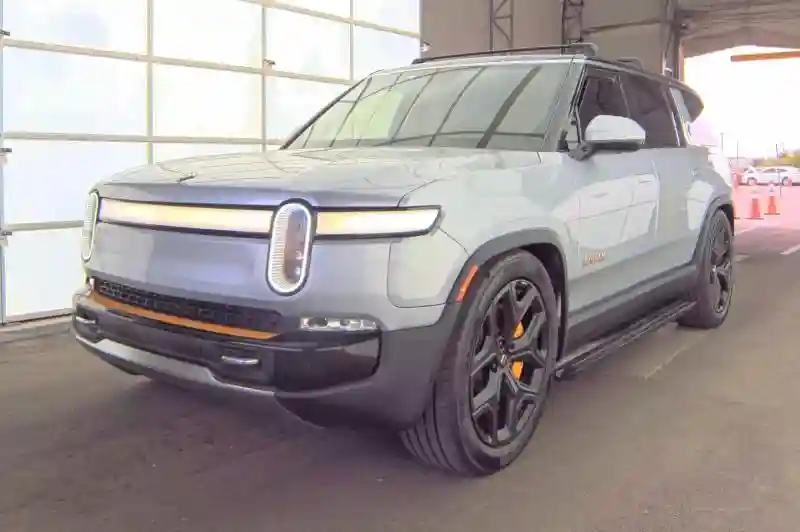 7PDSGABA4PN019950 2023 RIVIAN RIS-1