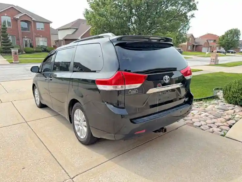 5TDDK3DC6BS025325 2011 TOYOTA SIENNA-2