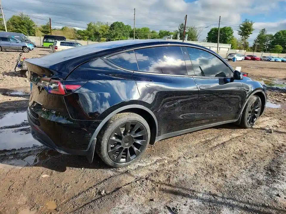 7SAYGDEE1NF447829 2022 TESLA MODEL Y-2