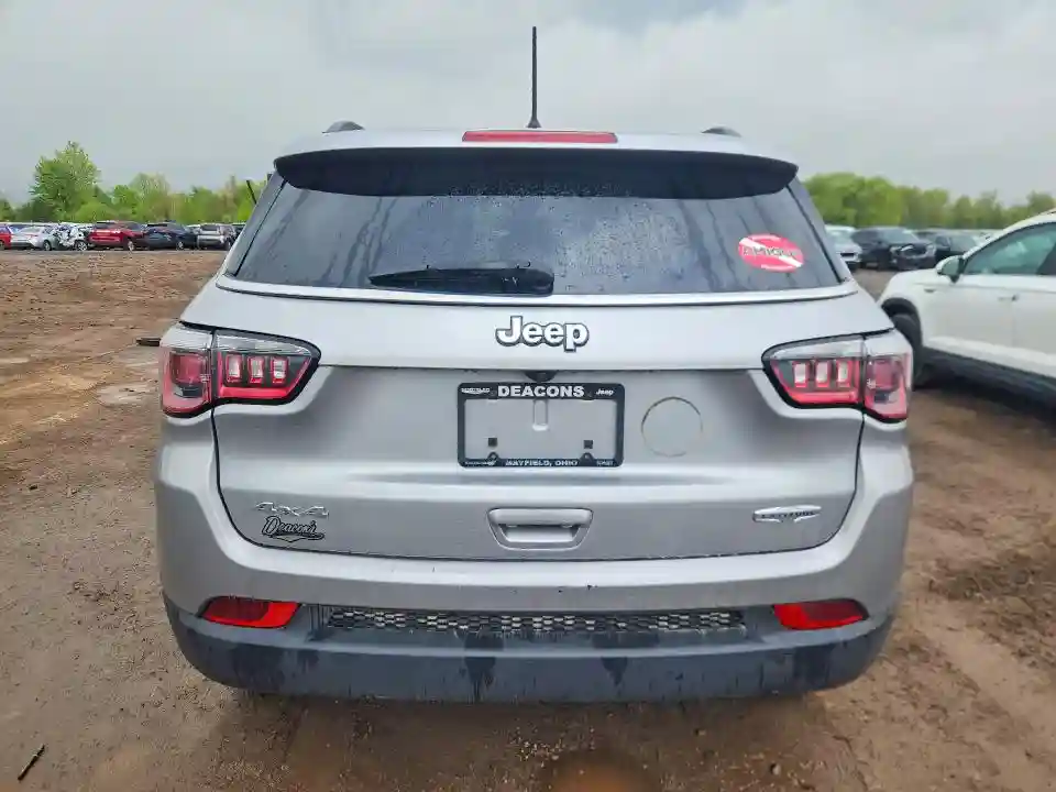 3C4NJDBB5JT307077 2018 JEEP COMPASS-5