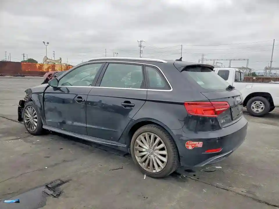 WAUTPBFFXJA083770 2018 AUDI A3-1