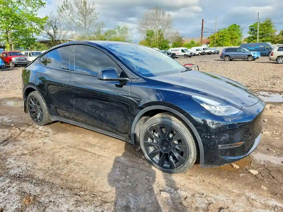 7SAYGDEE1NF447829 2022 TESLA MODEL Y-3