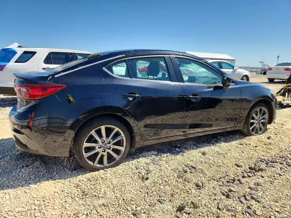 3MZBN1V33JM215399 2018 MAZDA 3-2