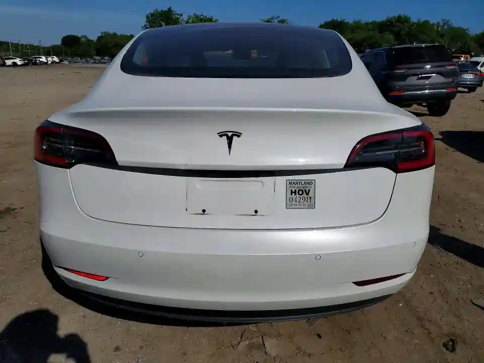 5YJ3E1EA5JF015733 2018 TESLA MODEL 3-5