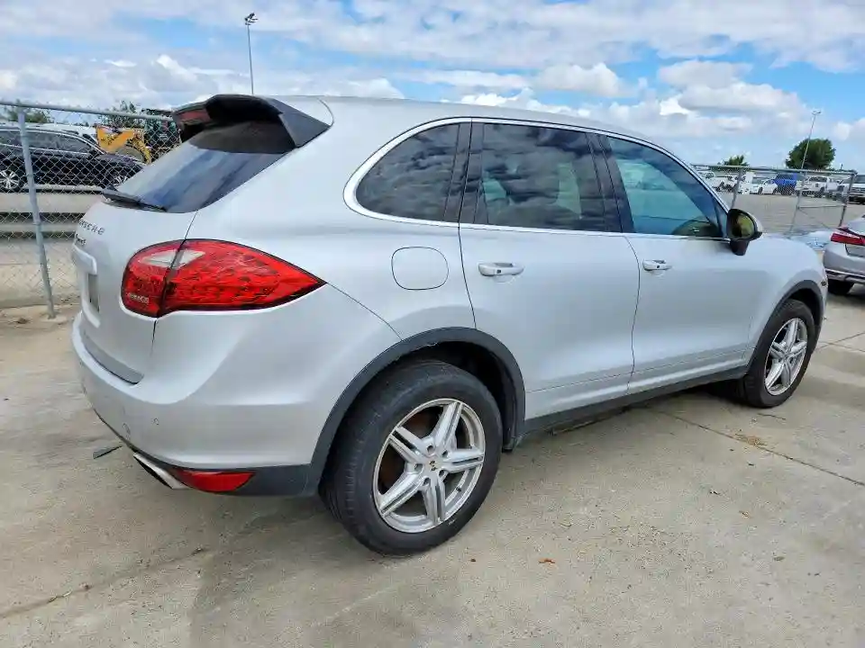 WP1AB2A29BLA48445 2011 PORSCHE CAYENNE-2