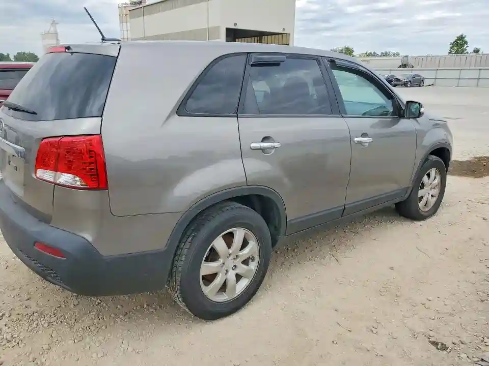 5XYKT3A14BG073765 2011 KIA SORENTO-2
