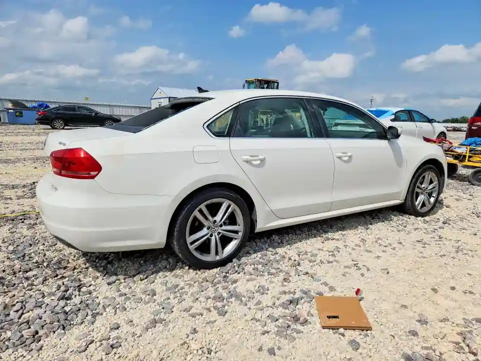 1VWBN7A33DC102258 2013 VOLKSWAGEN PASSAT-2