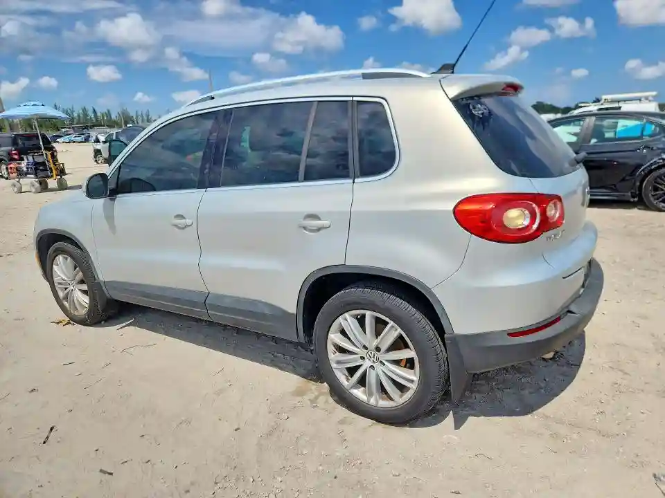 WVGAV7AX0AW520963 2010 VOLKSWAGEN TIGUAN-1