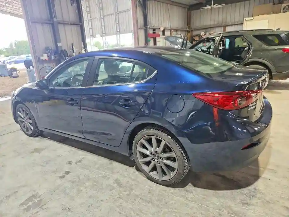 3MZBN1V34JM271867 2018 MAZDA 3-1