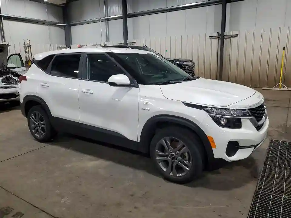 KNDEPCAA2P7413632 2023 KIA SELTOS-3