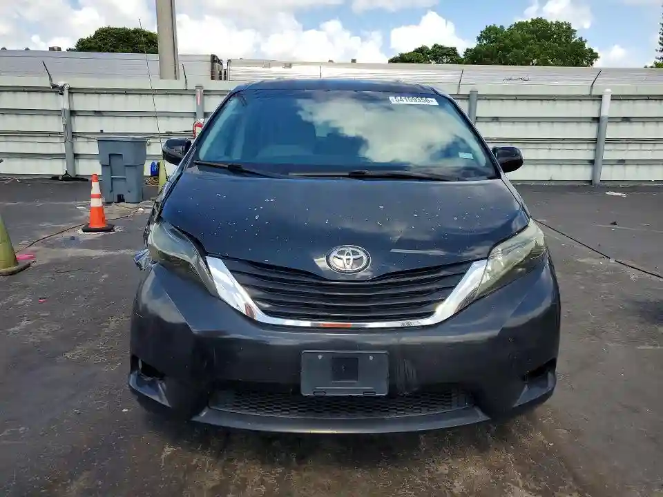 5TDKK3DC3BS105852 2011 TOYOTA SIENNA-4