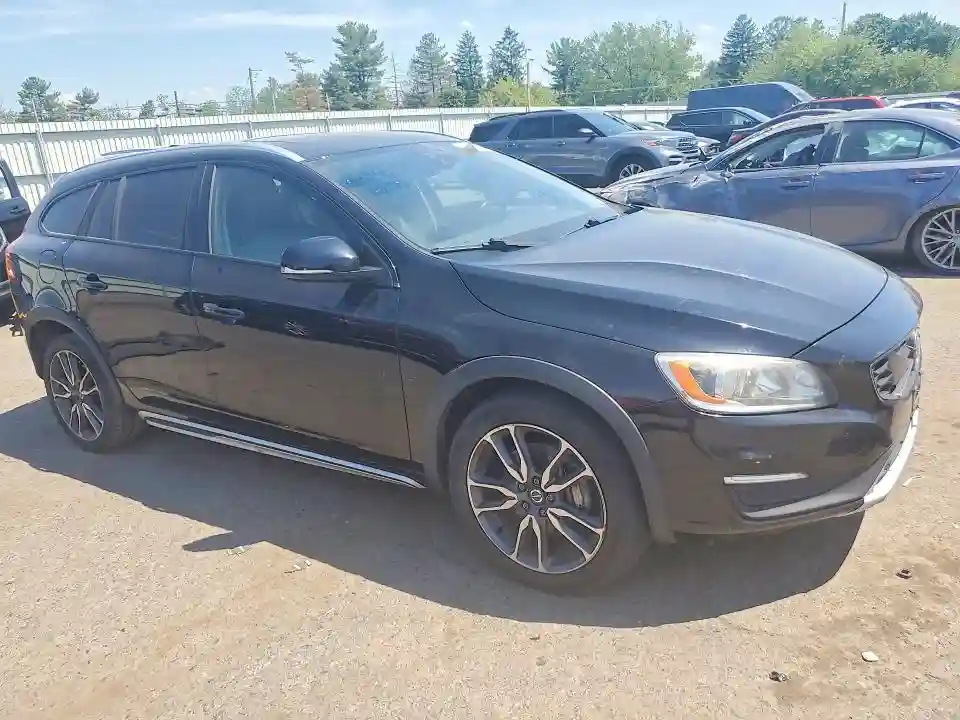 YV440MWK4J2052882 2018 VOLVO V60-3