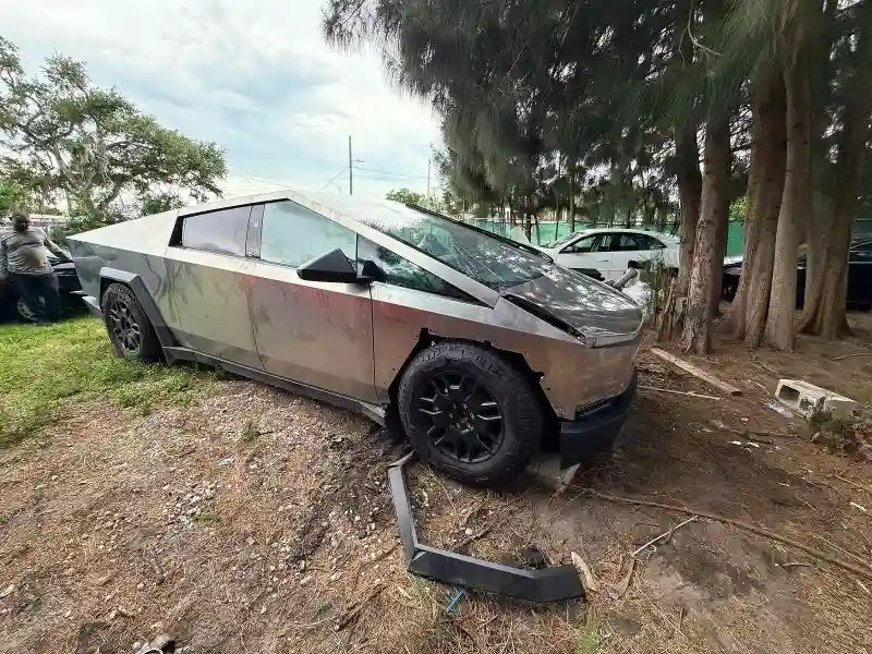7G2CEHED5RA012985 2024 TESLA CYBERTRUCK-1