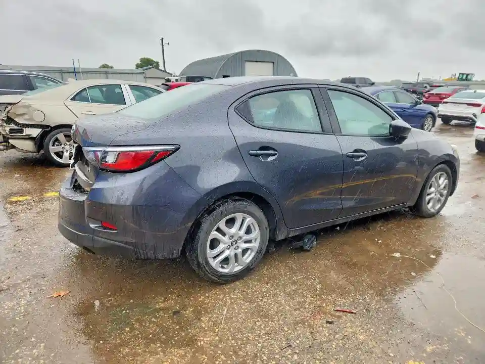 3MYDLBYV6JY323174 2018 TOYOTA YARIS-2