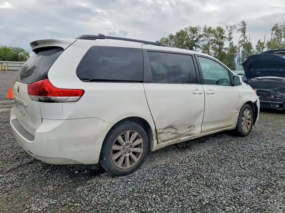 5TDJK3DC7BS025790 2011 TOYOTA SIENNA-2