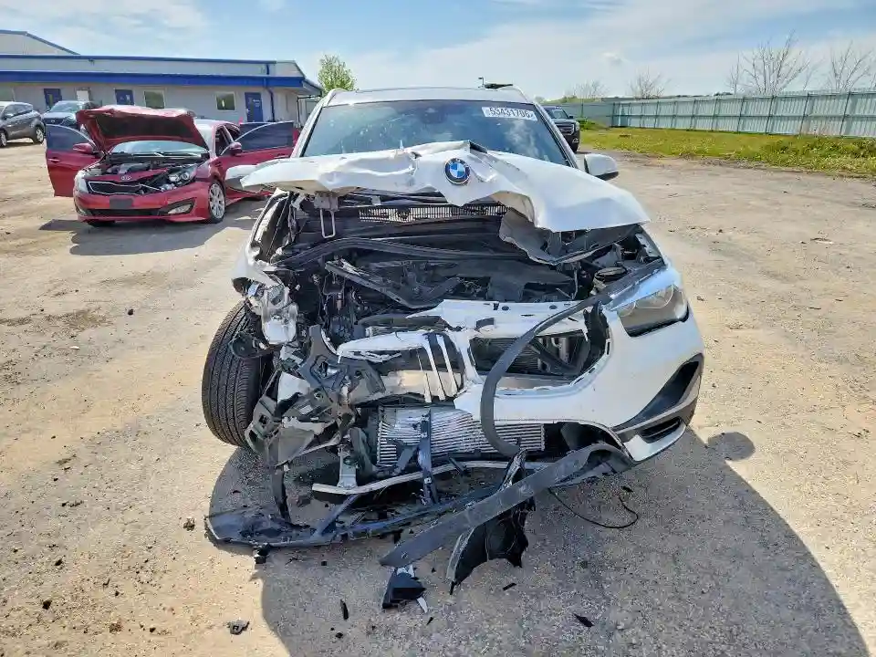 WBXJG7C01M5S25589 2021 BMW X1-4