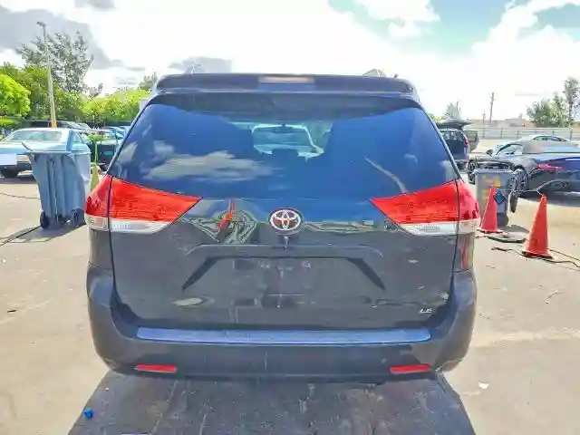 5TDKK3DC3BS105852 2011 TOYOTA SIENNA-5