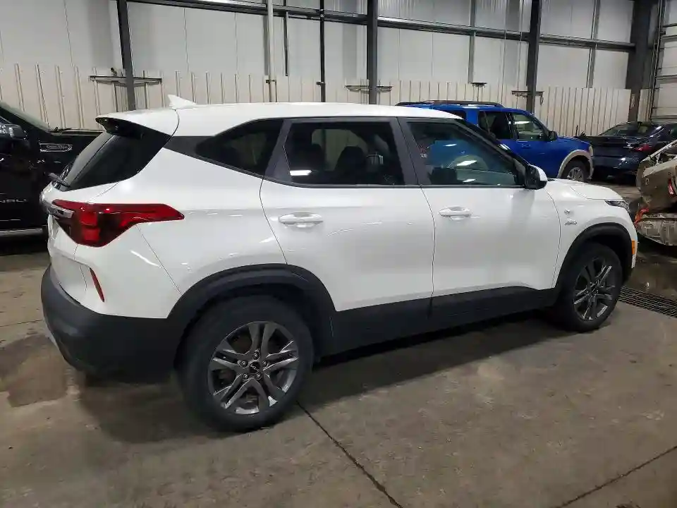 KNDEPCAA2P7413632 2023 KIA SELTOS-2