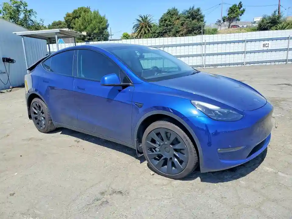 7SAYGDEE9PF748576 2023 TESLA MODEL Y-3