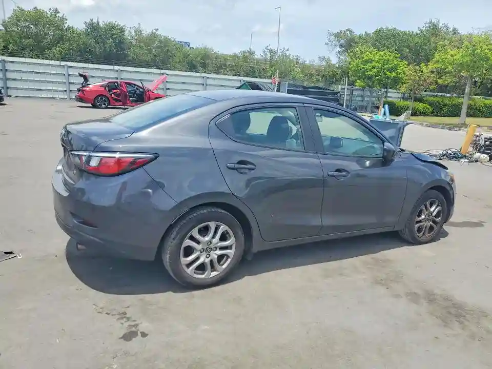 3MYDLBYV9HY172440 2017 TOYOTA YARIS-2