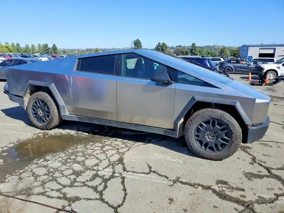 7G2CEHEE8RA051918 2024 TESLA CYBERTRUCK-3