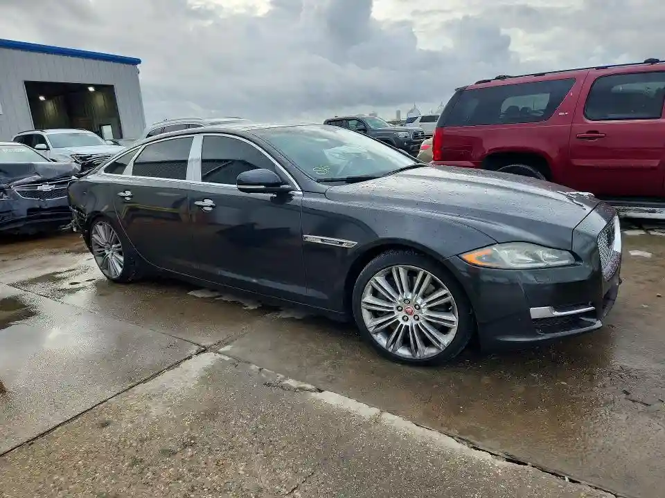 SAJWA2GE4JMW15733 2018 JAGUAR XJ-3