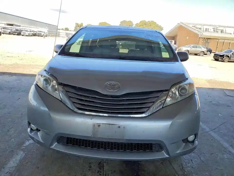 5TDYK3DCXBS043506 2011 TOYOTA SIENNA-4