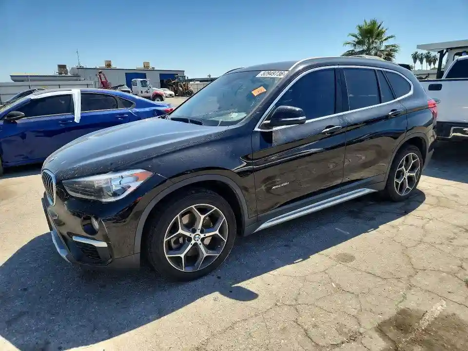 WBXHT3C38J5K28093 2018 BMW X1-0