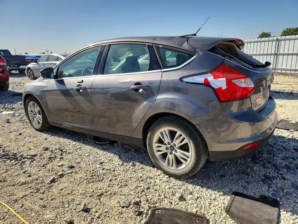 1FAHP3M26CL137691 2012 FORD FOCUS-1