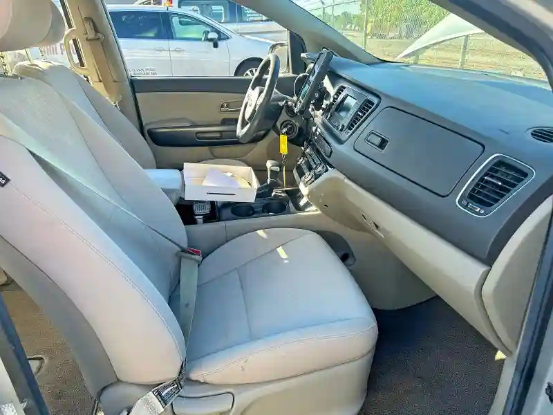 KNDMA5C1XH6264741 2017 KIA SEDONA-4