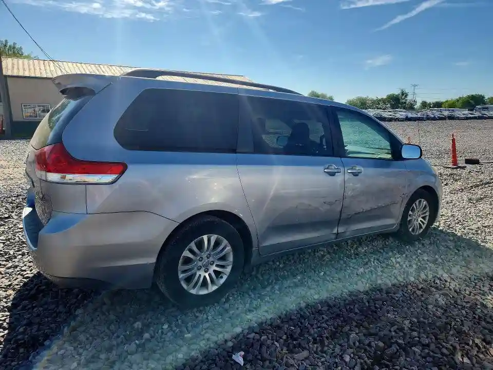 5TDYK3DC7BS167085 2011 TOYOTA SIENNA-2