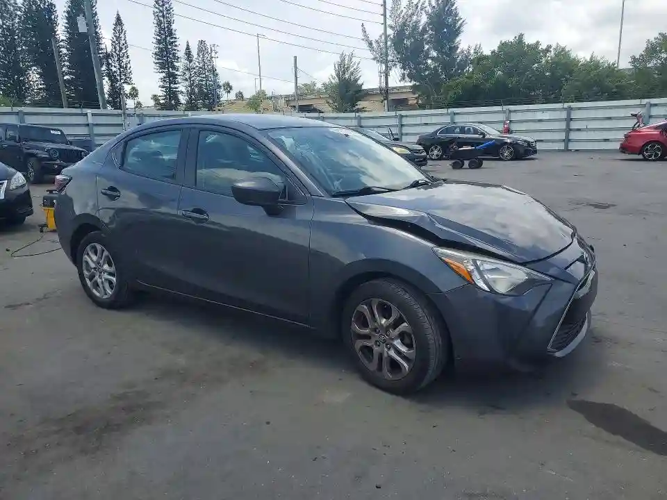 3MYDLBYV9HY172440 2017 TOYOTA YARIS-3